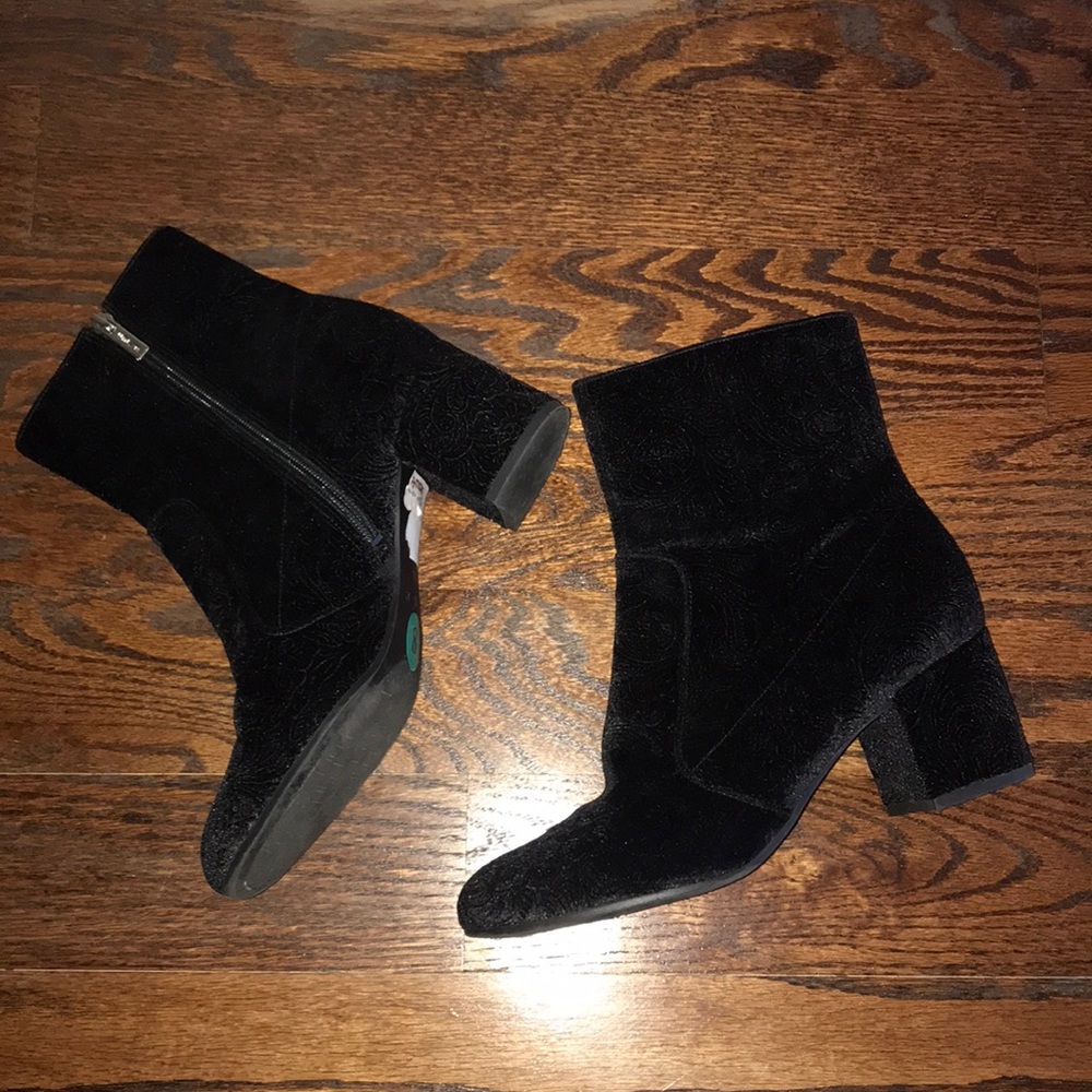 Velvet Booties Lace Pattern - Picture 3 of 5